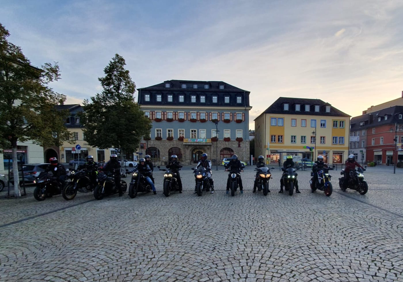 Ride-for-Rescue-Gruppe mit Motorrädern auf dem Marktplatz