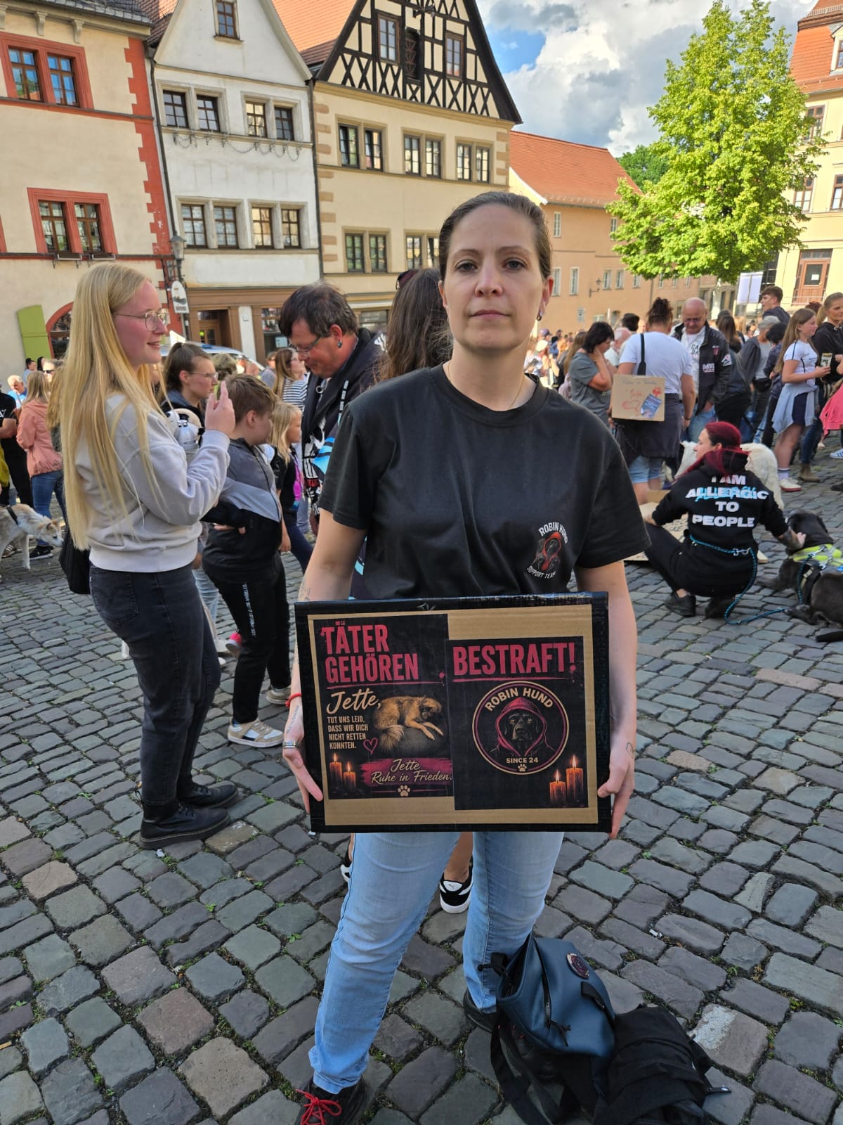 Sara mit Schild für Jette bei einer Mahnwache
