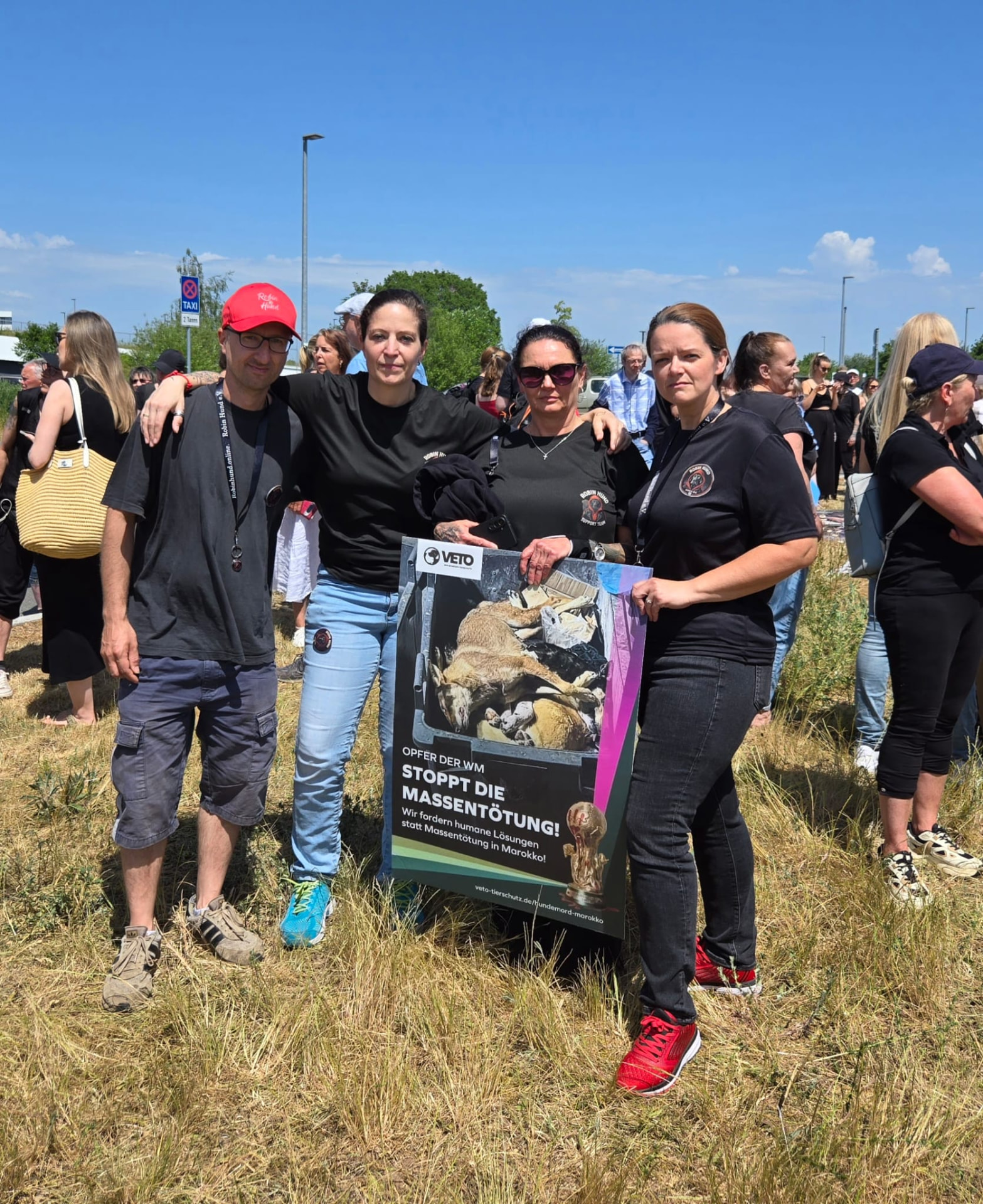 ROBIN HUND Team bei einer Demonstration gegen die Massentötung in Marokko