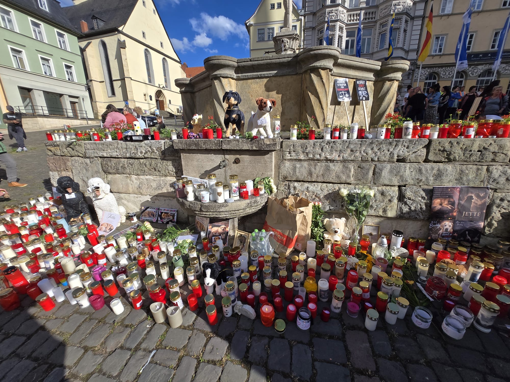 Mahnwache für Jette mit Kerzen am Brunnen