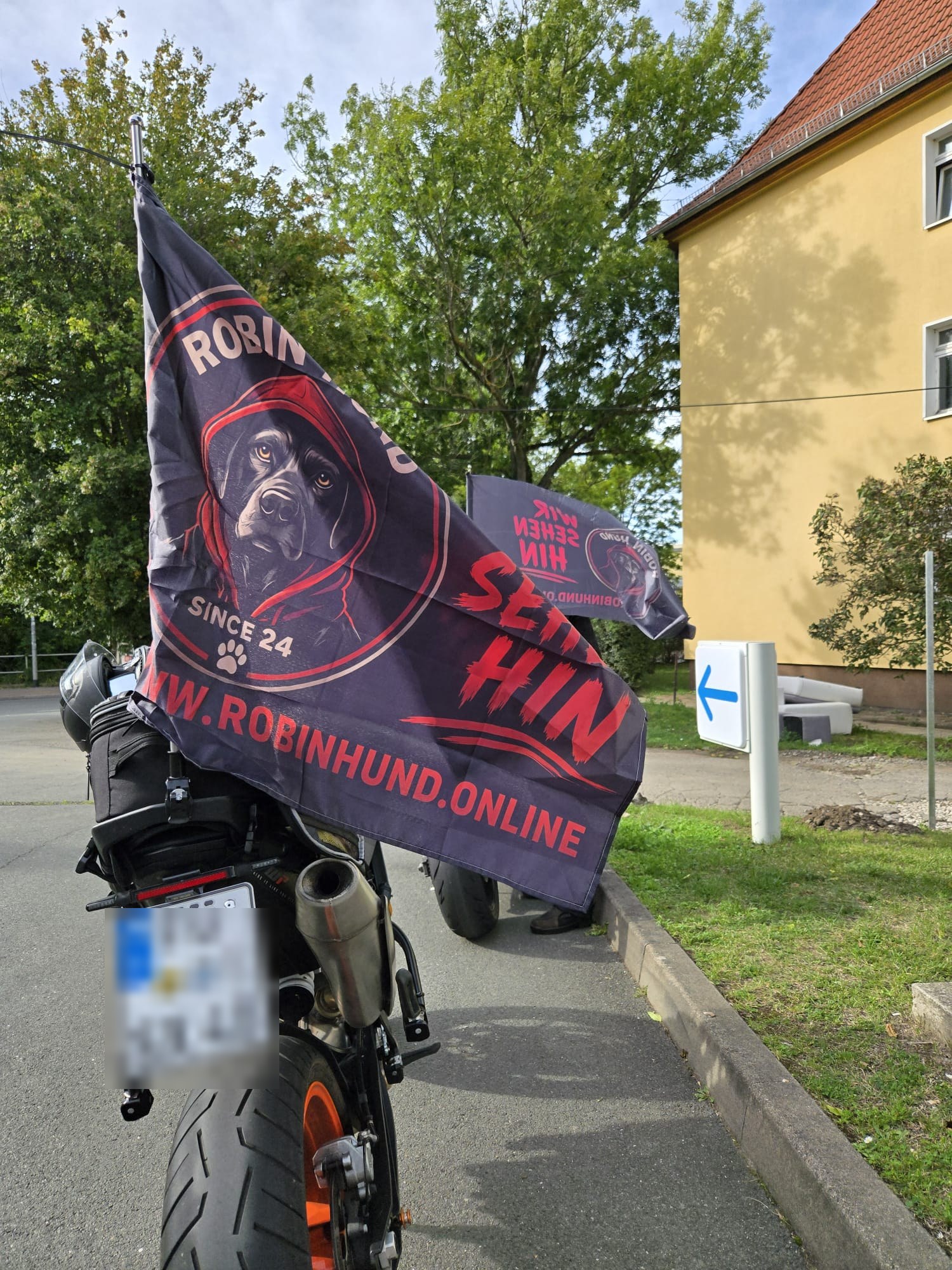 Motorrad mit Robin-Hund-Fahne