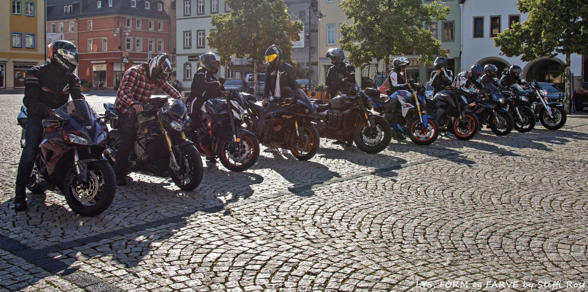 Motorradfahrer in einer Reihe auf dem Marktplatz