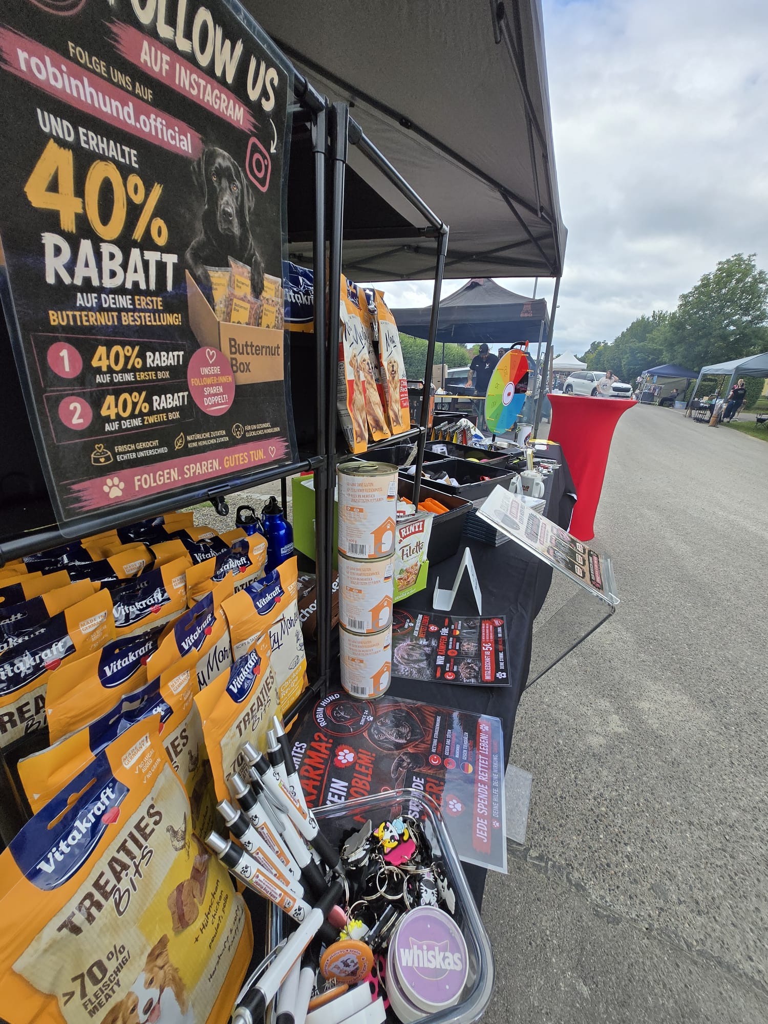Infostand mit Plakaten, Spendenaktion und Hundesnacks